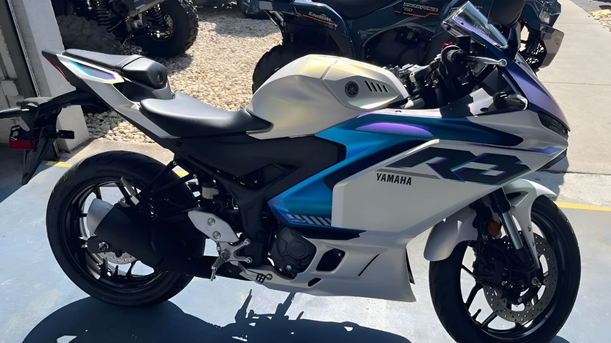 Yamaha YZF-R3 2025, Yamaha sports bike India, New Yamaha bike launch, Powerful Yamaha bike, Modern design Yamaha YZF-R3, Yamaha R3 2025 features, Yamaha R3 performance, Yamaha R3 mileage, Yamaha R3 price India, Best Yamaha sports bike,
